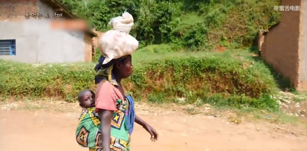 太心酸,非洲一家窮得只剩一口鍋,孩子餓得偷鄰居食物!紀錄片 太心酸,非洲一家窮得只剩一口鍋,孩子餓得偷鄰居食物!紀錄片