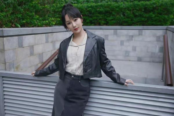 楊紫一改&OpenCurlyDoubleQuote;甜美風&rdquo;穿搭，大膽嘗試短款皮衣秀個性，看著時髦高階