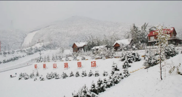 乘坐市郊鐵路打卡沿線滑雪勝地,享受冰雪運動的快樂 乘坐市郊鐵路打卡沿線滑雪勝地,享受冰雪運動的快樂