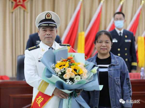 從軍42年的大校“艦艇神醫”,光榮退休 從軍42年的大校“艦艇神醫”,光榮退休