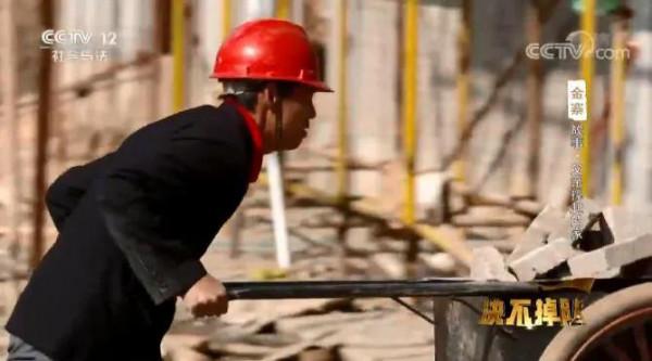 安徽7歲男孩一場大病，母親提出離婚，父親帶2孩獨自撐起一個家