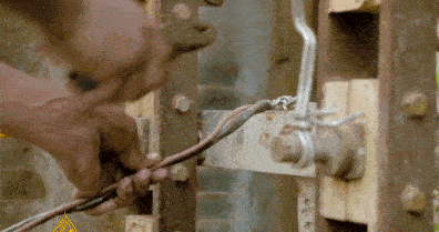 因為貧窮,所以免費,印度人瘋狂偷電,電力公司每年損失上百億美元 因為貧窮,所以免費,印度人瘋狂偷電,電力公司每年損失上百億美元