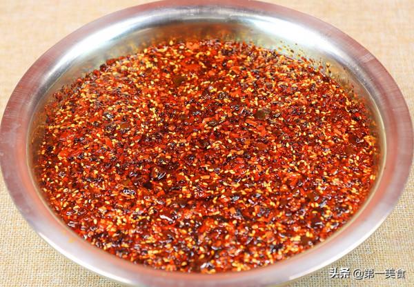 做辣椒油時不要直接潑油,多加這一步,香氣撲鼻,色澤紅亮 做辣椒油時不要直接潑油,多加這一步,香氣撲鼻,色澤紅亮