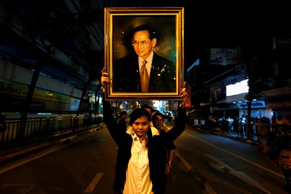 為什麼泰國人見到王室成員要下跪 為什麼泰國人見到王室成員要下跪