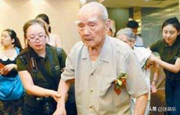 抗戰老兵瞞著母親參軍，再見時，他86歲母親106歲，場面感天動地