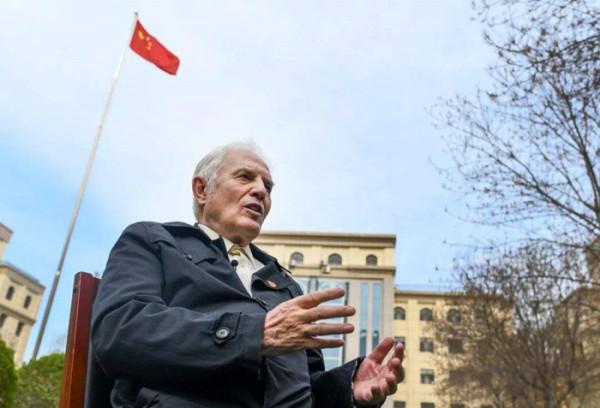 中國夫婦收養了一個白人棄嬰，沒想到多年後竟成中國地質泰斗