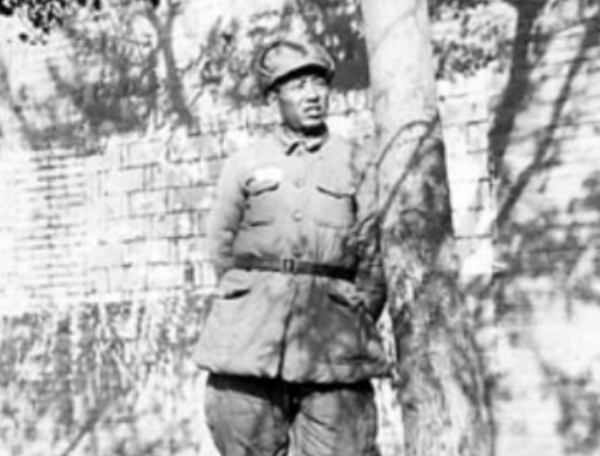 老人去部隊看兒子,被哨兵攔下不讓進,他說:叫你們師長跑步過來 老人去部隊看兒子,被哨兵攔下不讓進,他說:叫你們師長跑步過來