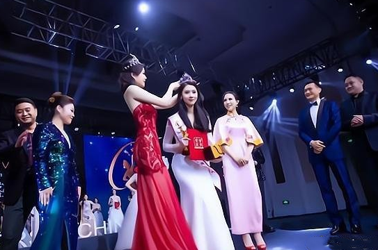 中傳美女楊詩尹走紅，贏得“環球小姐”桂冠，堪稱小說般的人生