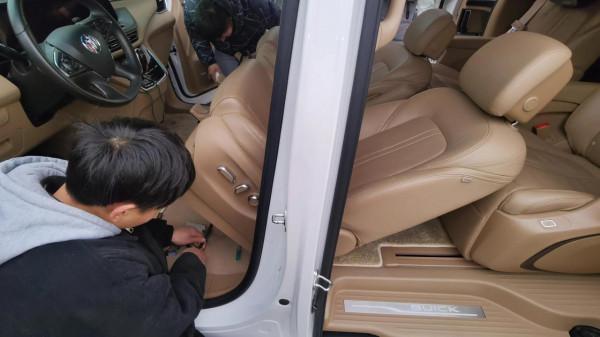 手把手教你安裝別克GL8嵌入式扶手箱