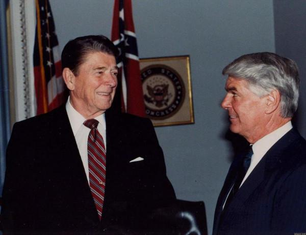 1981年美國里根總統遇刺，兇手辛克利3秒連開6槍，後來怎麼樣了