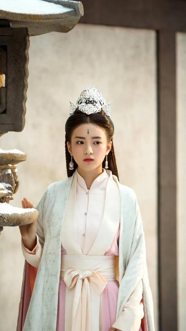 別以為貼個鬍子就是女扮男裝，這6位女星的男裝太帥，真不糊弄人