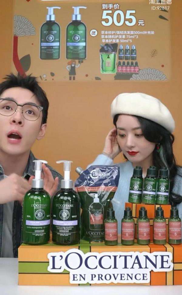 趙麗穎最新直播間帶貨，藍色針織衫搭配白色貝雷帽捲髮挑染美爆了