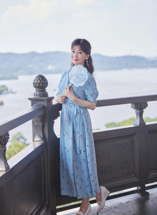 66歲趙雅芝的髮型真好看！空氣劉海時尚減齡，配棕色髮色優雅大氣