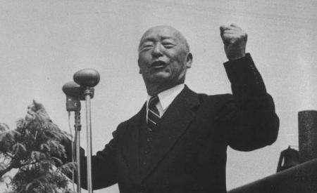 1953年，李承晚不服，拒絕簽訂停戰協議，毛主席：打服他