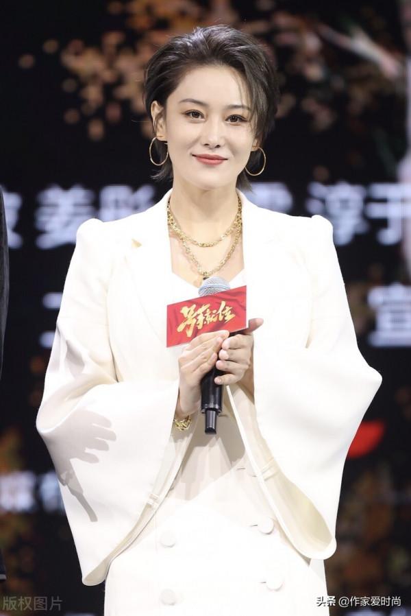 張馨予穿出了西裝的高階氣質來了，比起裙裝休閒時尚，更適合制服