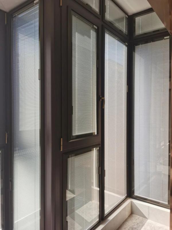 被玻璃包裹著的現代山景住宅，單玻磁控百葉窗能為其錦上添花