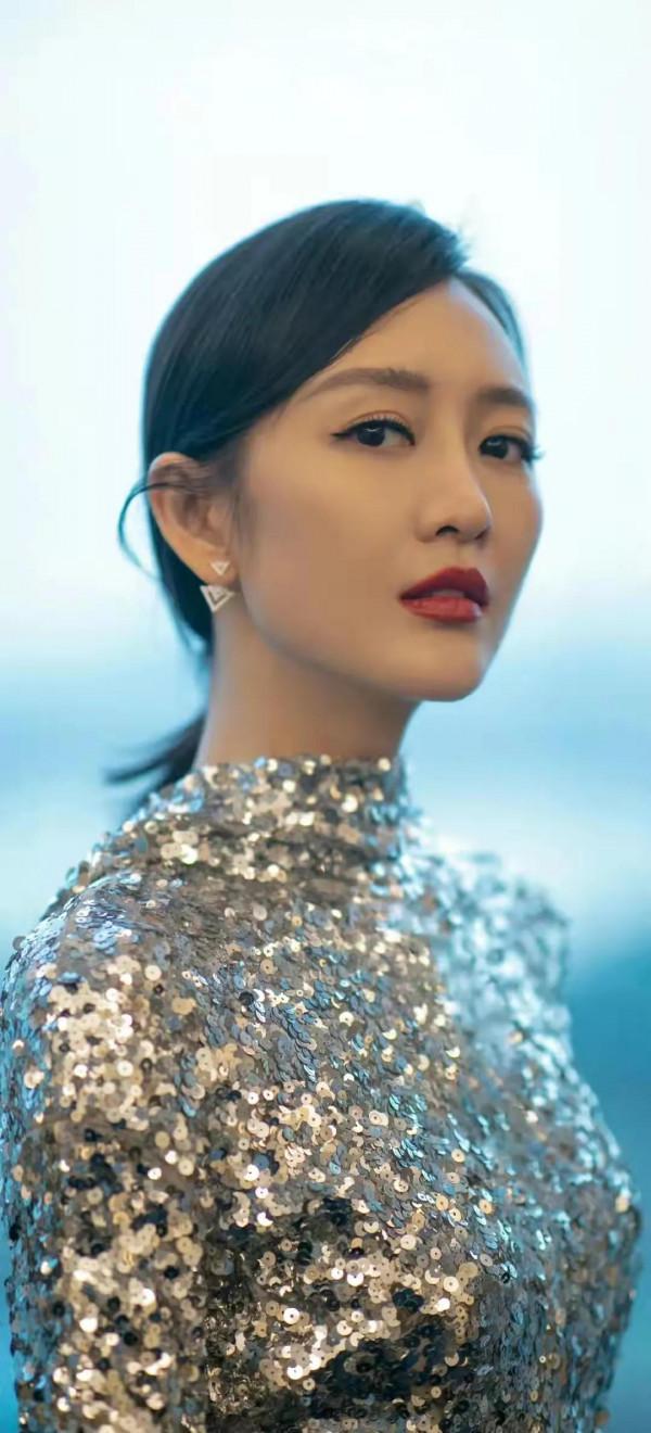 王鷗有種特殊氣質：月上柳俏頭，人約黃昏後