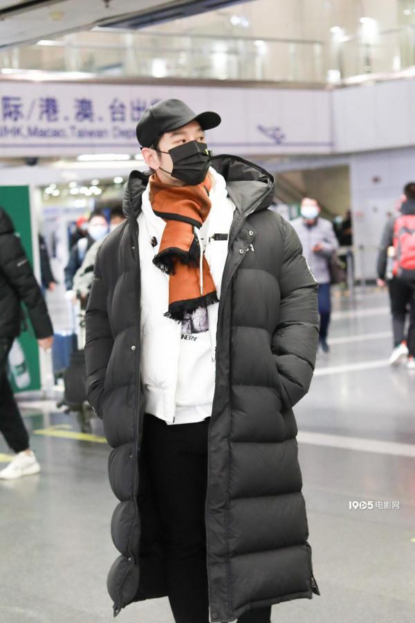 黃曉明離婚後首現身 穿長羽絨服獨自出行狀態好