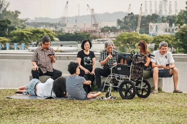 當代年輕人的“雲陪伴”：給父母裝監控
