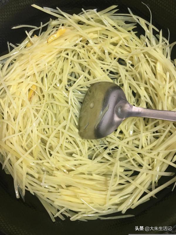 一大份成本約4元的家常菜：醋溜土豆絲，滿滿的家的記憶與味道