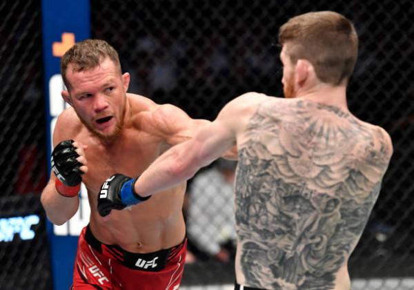 42歲特謝拉奪得UFC輕重量級冠軍,彼得·嚴再次奪得金腰帶 42歲特謝拉奪得UFC輕重量級冠軍,彼得·嚴再次奪得金腰帶