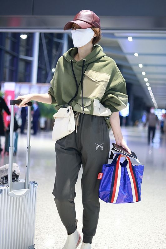 在街頭看到馬伊琍拍戲，戴長假髮像變個樣，典型的大媽裝嫩