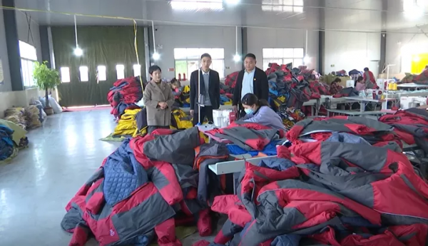 「民營企業廣闊舞臺」車間製衣忙 鄉村振興有保障