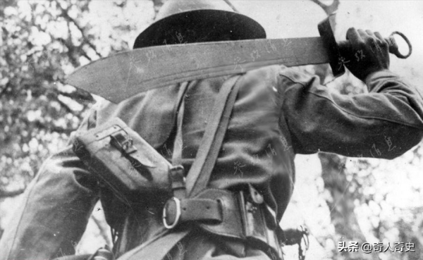 一張讓人淚目的全家福:拍照時烈士已犧牲,妻子用身體支撐著他 一張讓人淚目的全家福:拍照時烈士已犧牲,妻子用身體支撐著他