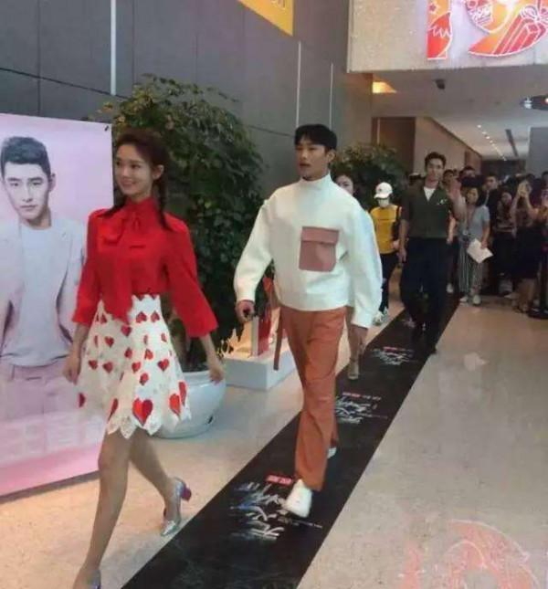 蘿莉臉太騙人！竟是隱形高個，看臉150看腿170，原來錯怪男星矮了