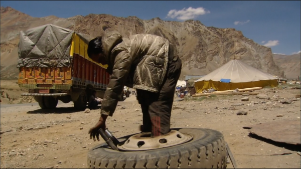 每次穿行都與死神擦肩而過，在這條路上的每一次旅途就是一場冒險
