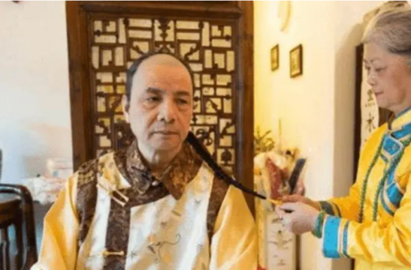 他自稱溥儀堂弟，穿黃衣、束清辮，為保留祖先傳統，向國家要故宮