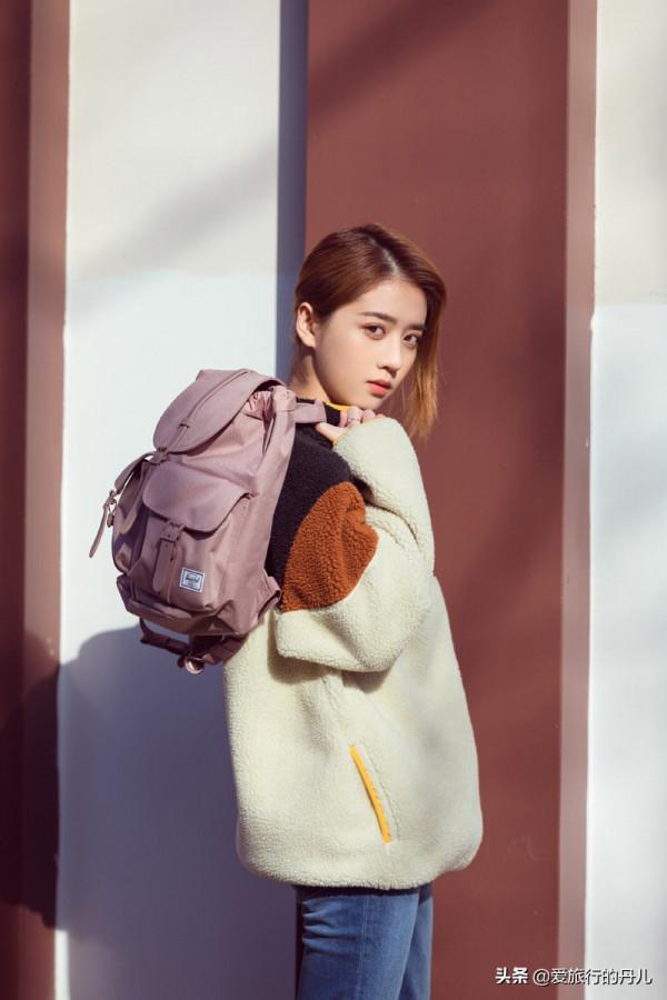 李凱馨身穿拼色羊剪絨外套青春感十足，時尚又靚麗