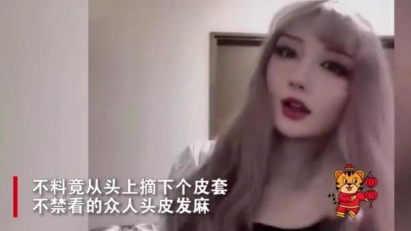 小姐姐下播後忘關直播，上演現實版“畫皮”，網友：這是易容術？