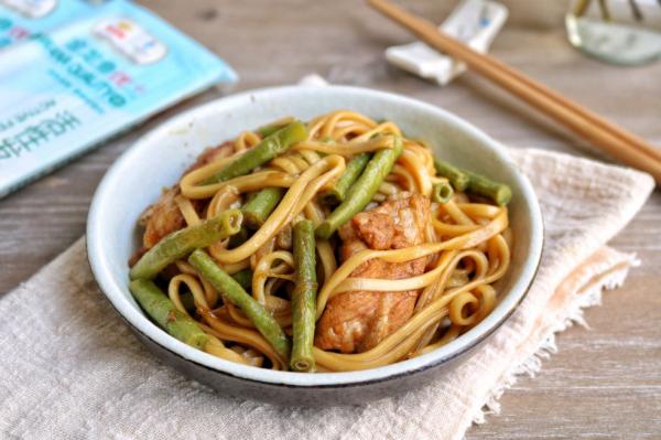 嫩到可以直接脫骨的排骨豆角燜面這樣做，湯汁濃郁，好吃得很