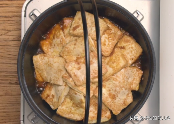 五花肉這樣吃太美味,搭配芹菜和豆腐,營養又解饞,孩子特愛吃 五花肉這樣吃太美味,搭配芹菜和豆腐,營養又解饞,孩子特愛吃