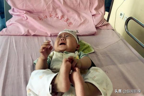 5月大女嬰長紅疹被查出血癌，為安撫孩子打針，媽媽抱了一年多