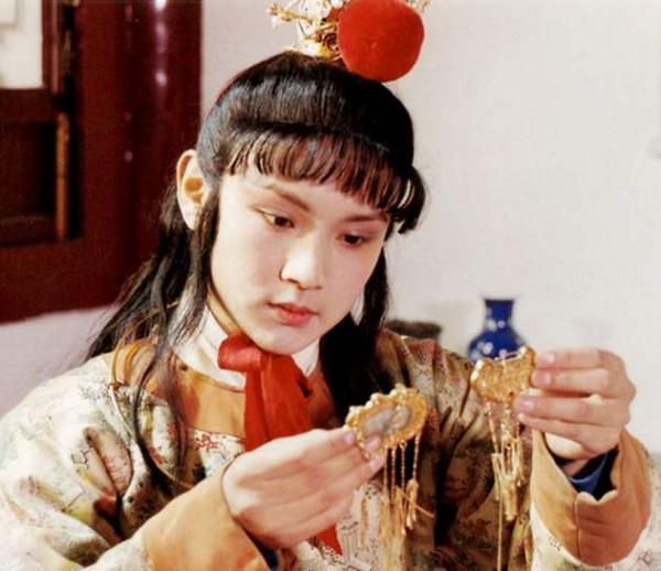 歐陽奮強曬老戲骨聚會照,“花仙子”範豔罕現身,61歲陳衛不見老 歐陽奮強曬老戲骨聚會照,“花仙子”範豔罕現身,61歲陳衛不見老