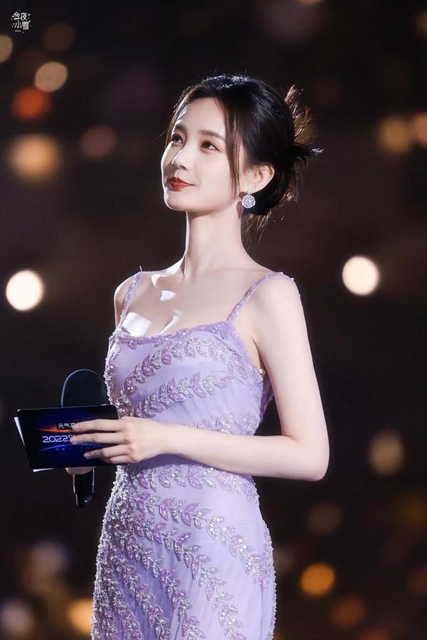 李一桐一身紫色冰雪群，笑容甜美，一顰一笑一舉一動都能扣人心絃