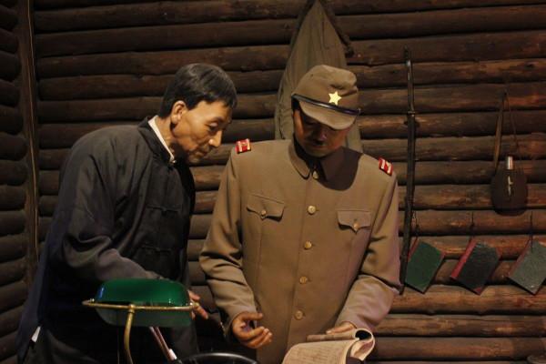 為向日軍表忠心,這個漢奸活埋了老母親,並將17歲女兒拱手送人 為向日軍表忠心,這個漢奸活埋了老母親,並將17歲女兒拱手送人