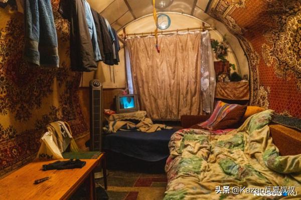 俄羅斯老婦在鐵桶裡生活35年,沒水沒電沒暖氣,稱住這比養老院強 俄羅斯老婦在鐵桶裡生活35年,沒水沒電沒暖氣,稱住這比養老院強