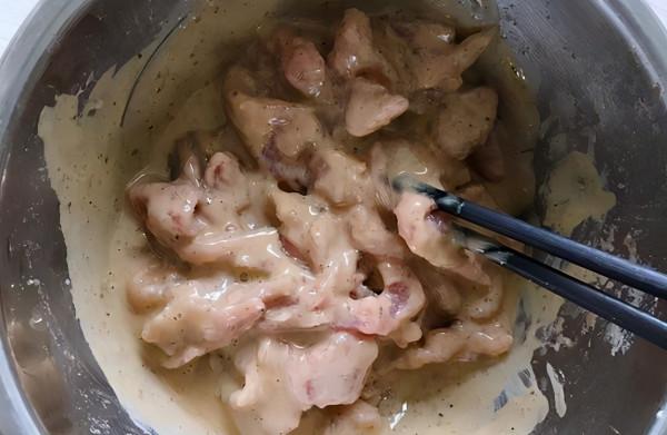 炸酥肉記得用對料，有4樣缺一不可，炸好後香酥好吃，不回軟