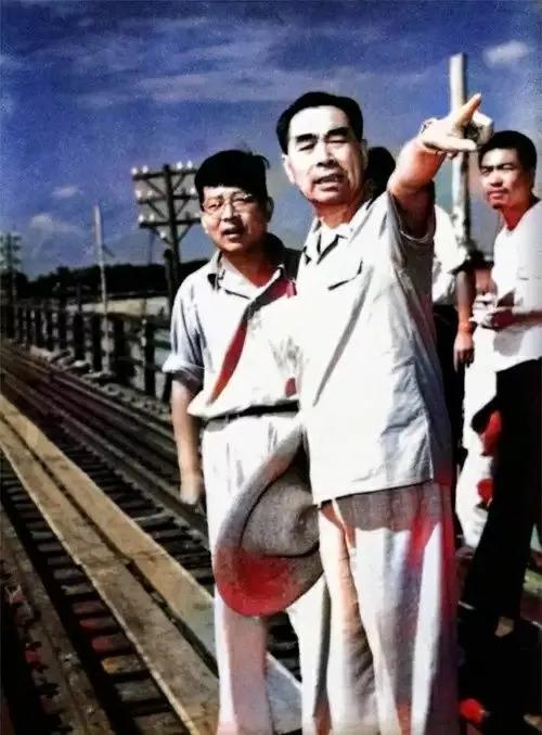 1976年1月8日，敬愛的周總理與世長辭，他一生為國為民，鞠躬盡瘁