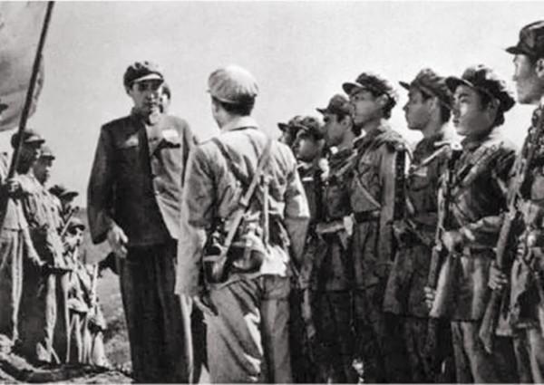 警衛連長踢開營長的門：老子不站崗了！62年後連長成了副國級