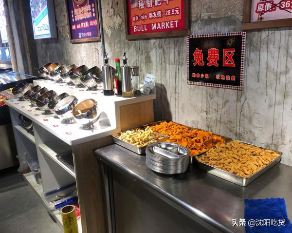 吃烤肉之前先拿個手推車，像逛超市似的選菜，可鐵板煎可篦子烤