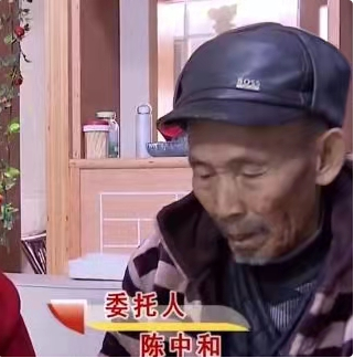 79歲公公遭兒媳鐵錘毒打，女兒們上門理論也被追打，鄰居：打得好