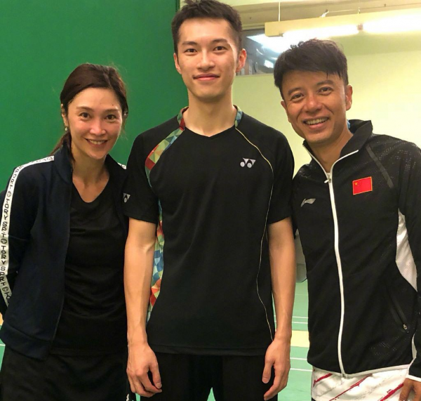 李克勤老婆素顏就敢出門，運動風造型時髦減齡，會打扮就是自信