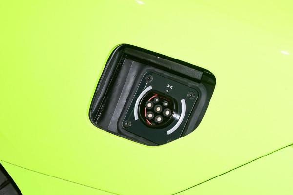 軸距近3米配“剪刀門”，位元斯拉跑得還遠，實拍小鵬P7鵬翼版