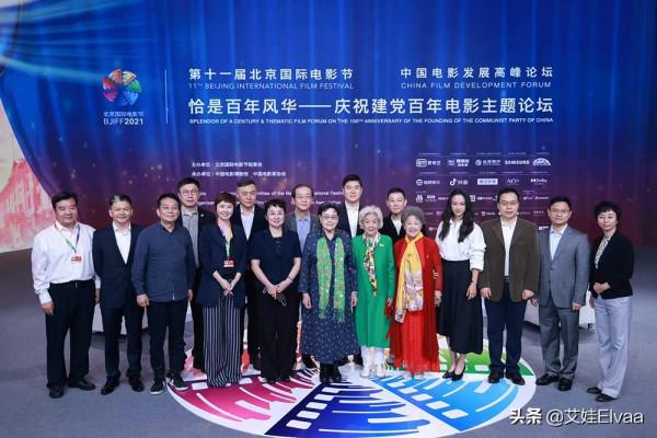 湯唯回國後公開露面，穿白襯衫黑裙談笑風生，線下生活1年更美了