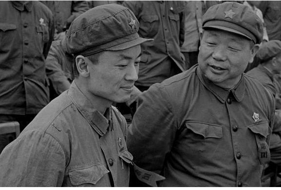 入朝前，楊成武搶了王近山的參謀長，陳賡找到總理，成功要回