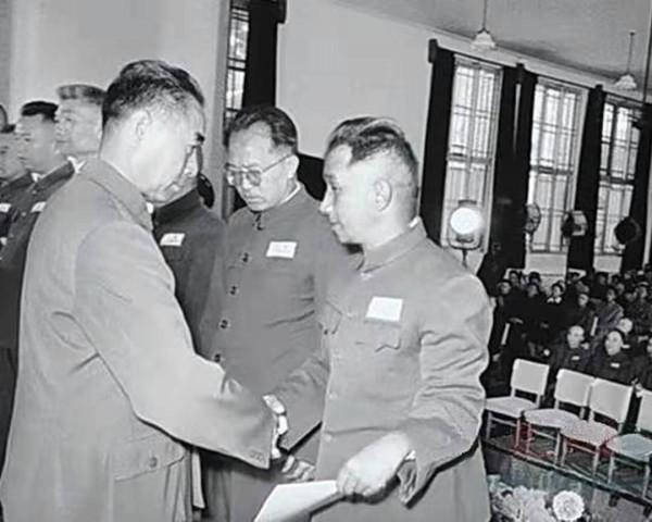 1955年授銜結束，臺下還站著1人，周總理問其原由：未唸到我名字